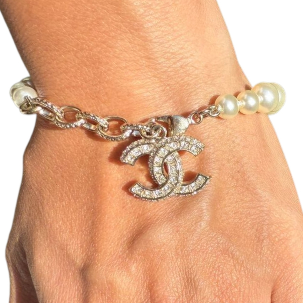 New!!! Authentic Chanel Cream Faux Pearl & Crystal CC Charm Gold HW Bracelet B20 - Picture 14 of 17